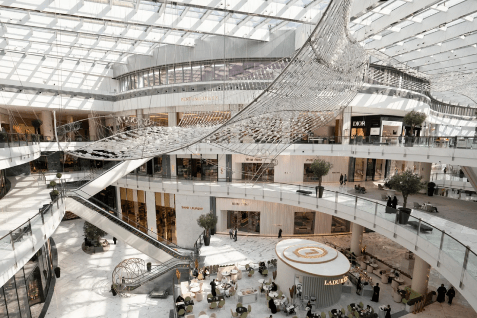 Fashion Avenue Dubai Mall Guide: Luxury Shopping Spot &